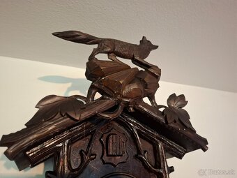 Predám funkčné starožitné kukučkové hodiny s líškou drevorez - 5