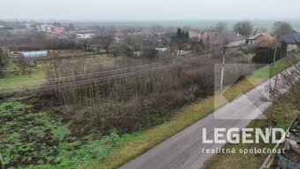 Stavebný pozemok Čata 1105 m2, tichá bočná ulička, všetky s - 5