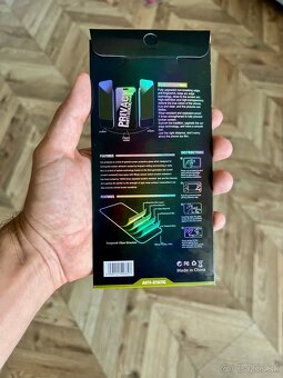 Top Privacy tmavé sklo na iPhone 15 a Phone 16 - 5