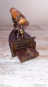 Predám peknú starú liatinovú žehličku - 5