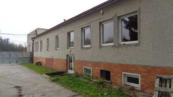 Kancelársky a skladový areál na okraji mesta. - 5