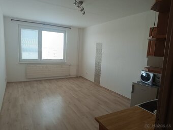 Veľká garsónka v Komárne ,Pávia ul.s krásnym výhľadom - 5