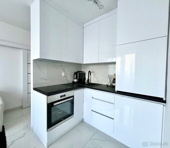 Na prenájom moderne zariadený 2 izb.byt s loggiou v BB - 5