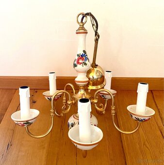 Starý romantický lustr z mosazi a porcelánu - 5