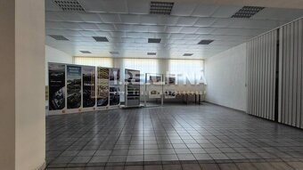 Priemyselný areál (tri haly, recepcia, kancelária, garáže, l - 5