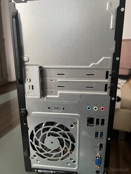 Starší stolný počítač HP - 5