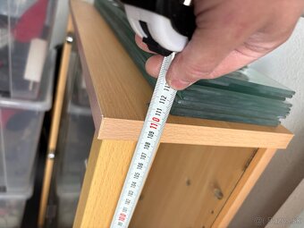 Predám vitrínu zo sklenenými poličkámy - 5