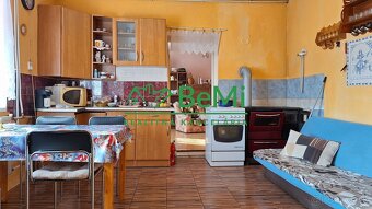 Rodinný dom samostaným dvorom, záhradou v Kunovej teplici - - 5