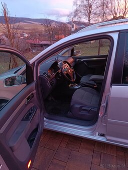 Volkswagen Touran 2.0 - 5