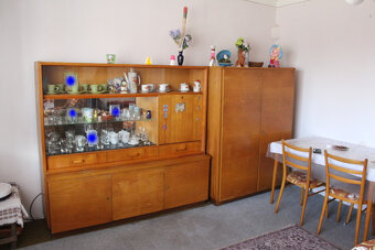 šicí stroj,skrina, knihovnička,sedačka. - 5