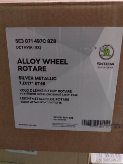 Alu ŠKODA OCTAVIA 4 R 17 originál + zimné pneu. - 5