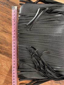 Čierna koženková kabelka so strapcami - 5