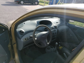 Toyota Yaris 1.0 - 5