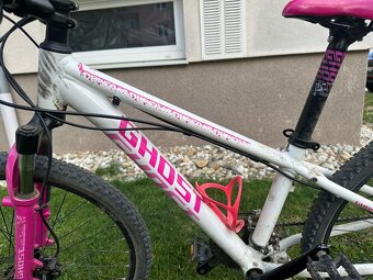 Krásny dievčenský Ghost - 5