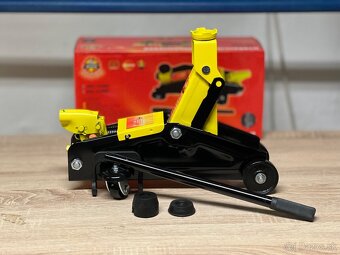 Nizkoprofilovy hydraulicky zdvihak / formulka 2,2T - 5