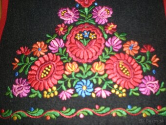 Ľudový, ručne vyšívaný koberček - 5