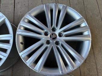 Originál ALU Škoda 8x19, 5x112 ET 44. - 5