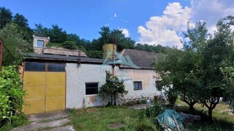 Rozsiahly pozemok (10 000m2) s viacerými budovami priamo vo - 5