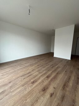 2 izbový byt na začiatku Rovinky - 5