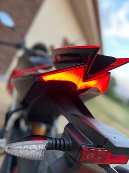 Aprilia Tuono V4 FACTORY - 5