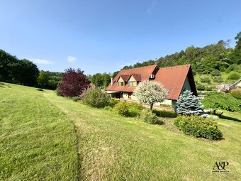 NA PREDAJ VÝNIMOČNÁ RODINNÁ VILA, POZEMOK 8000M2, PRIETRŽ, o - 5