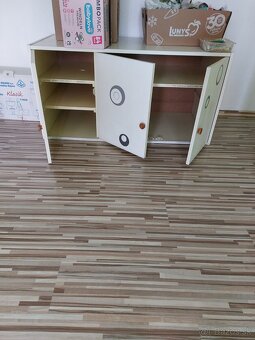 Darujem za odvoz - skrine, písací stôl, válendy - 5