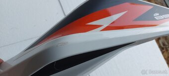 Ktm duke 890r biely plastový kryt nádrže - 5