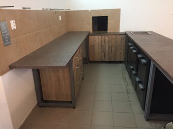 Zariadenie Gastro: Rohový barový pult s príslušenstvom - 5