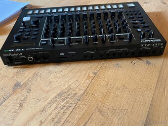 Roland TR-8S Groovebox top stav - 5
