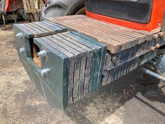 Predám predné závažia na Zetor crystal - 5