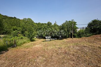 Na predaj: Jedinečný stavebný pozemok so starším rodinným do - 5
