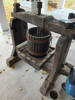 starý drevený lis na hrozno - 5