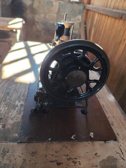 Starý šijací stroj - 5