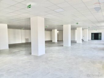 Na prenájom - komerčný priestor, predajňa Partizánske centru - 5