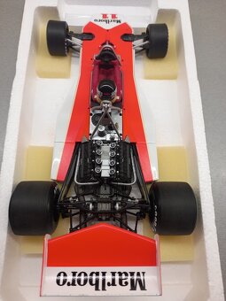 F1 MCLAREN FORD M23 1976 JAMES HUNT MINICHAMPS 1:18 - 5