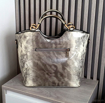 Lakovaná kabelka do ruky - 5
