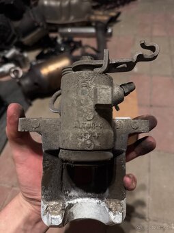 Brzdový strmen zadný-pravý - 5