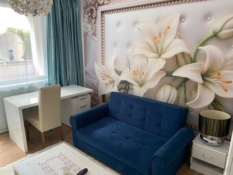 Modrý rozťahovací semišový gauč - 5