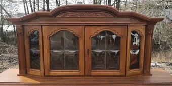 Rustikálna dlhá komoda s vitrínou - 5