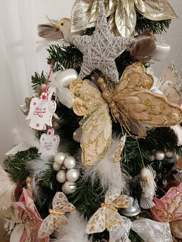 Umelý vianočný stromček + dekorácie - 5