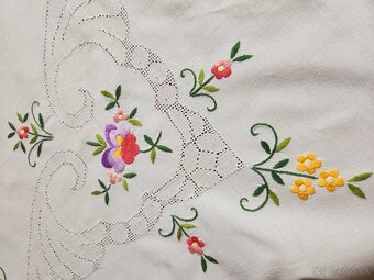 Krásny biely obrus zdobený kvetmi a ažurkou 120x160 - 5