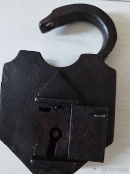 železný visiaci zámok - 5
