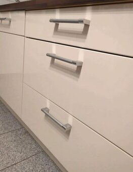 Krémová lesklá linka Nobilia se spotřebiči,5855 - 5