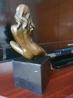 Bronzová socha - Akt - Dáma sediaca na mramore - 21 cm - 5