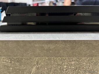 PS4 PRO 1TB + 2x joystick + hra Mafia - 5