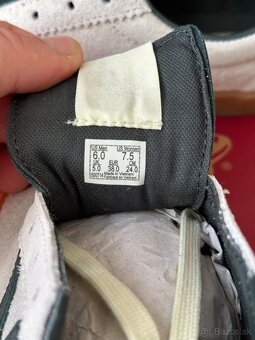 Vans . - 5