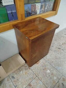 LADA--skrinkový šijací stroj--plne funkčný,v krásnom stave-- - 5