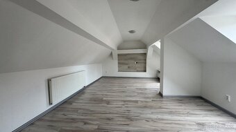 Priestranný zrekonštruovaný rodinný dom na prenájom v Lozorn - 5