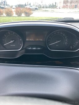 Peugeot 208 1,2 2018 91 352 km 6000€ - 5