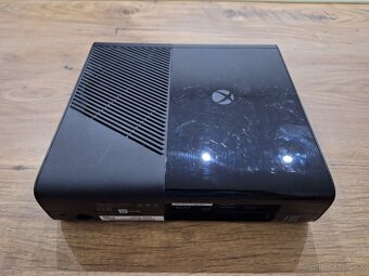 Samostatná herná konzola Xbox 360E 4GB - 5